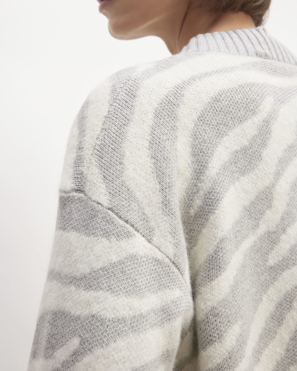 The Alpaca Tiger Jacquard Cardigan | Heathered Grey / Snow