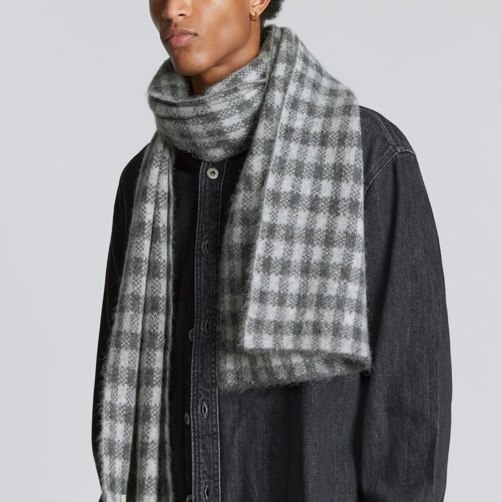 The Alpaca Patterned Scarf | Light Heather Grey / Dark Charcoal Buffalo Check