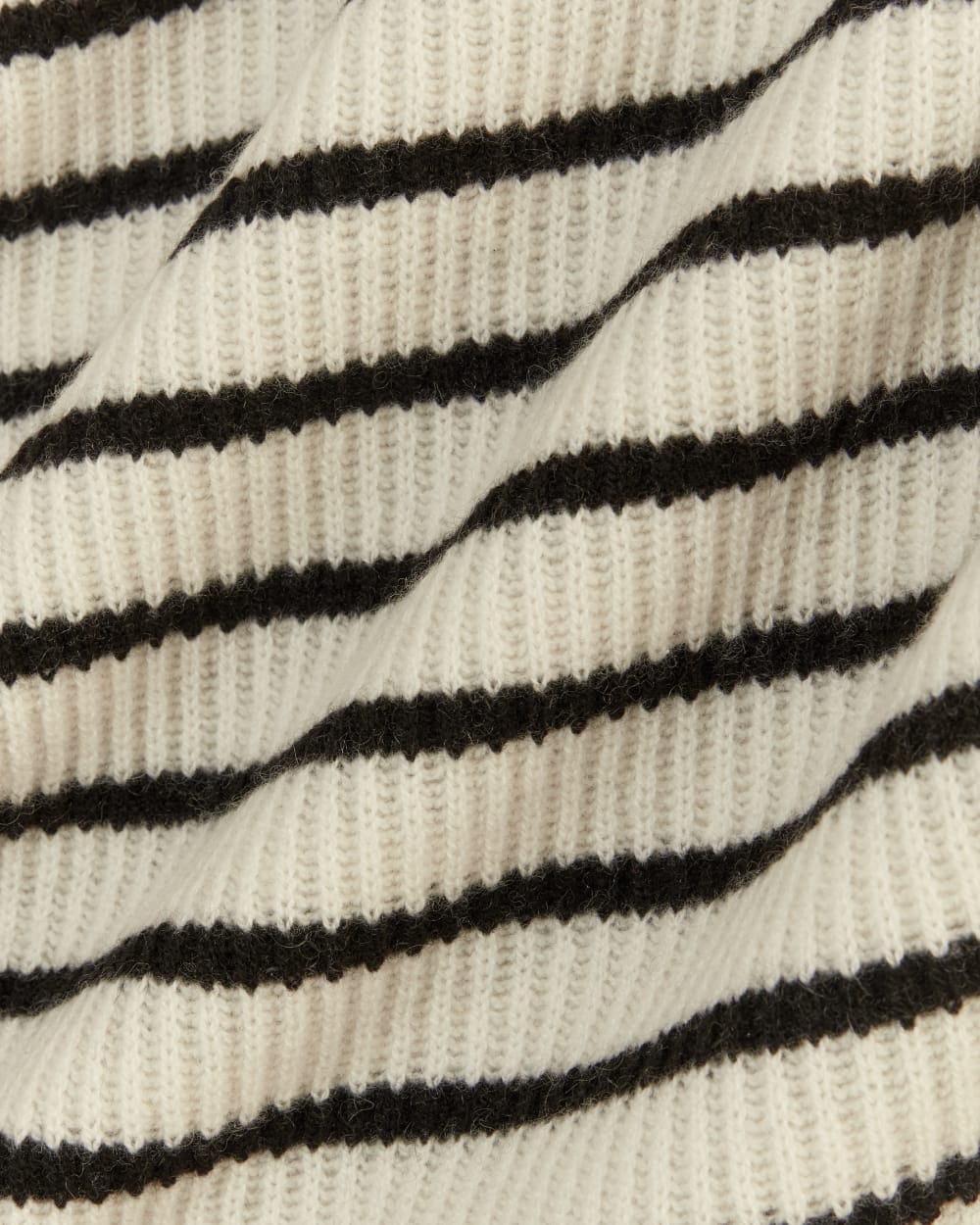 The Fisherman Turtleneck in Wool Cashmere | Bone / Black